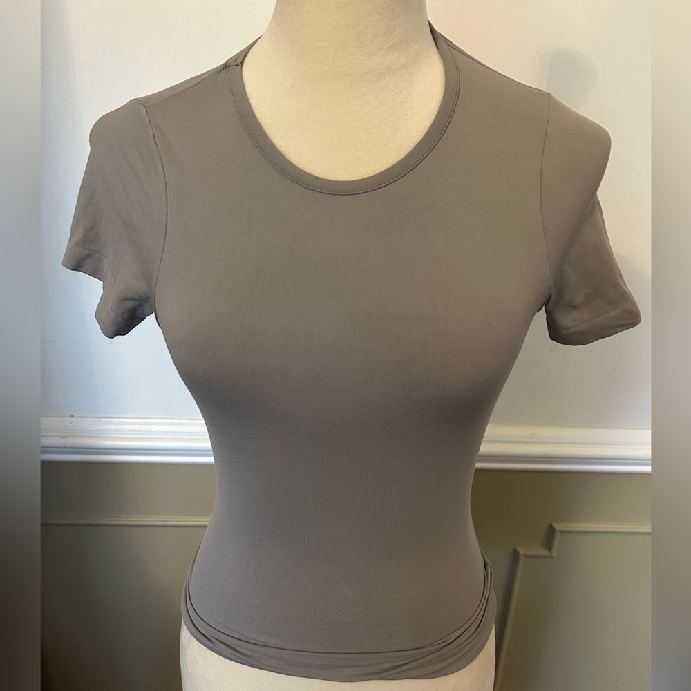 SKIMS Women's Short Sleeve Top in Taupe
